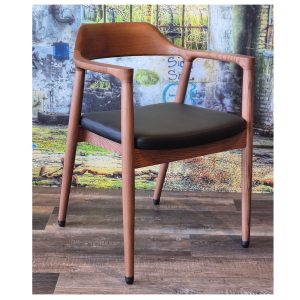 Armstoel Provence licht walnoten beits, zwart kunstleder