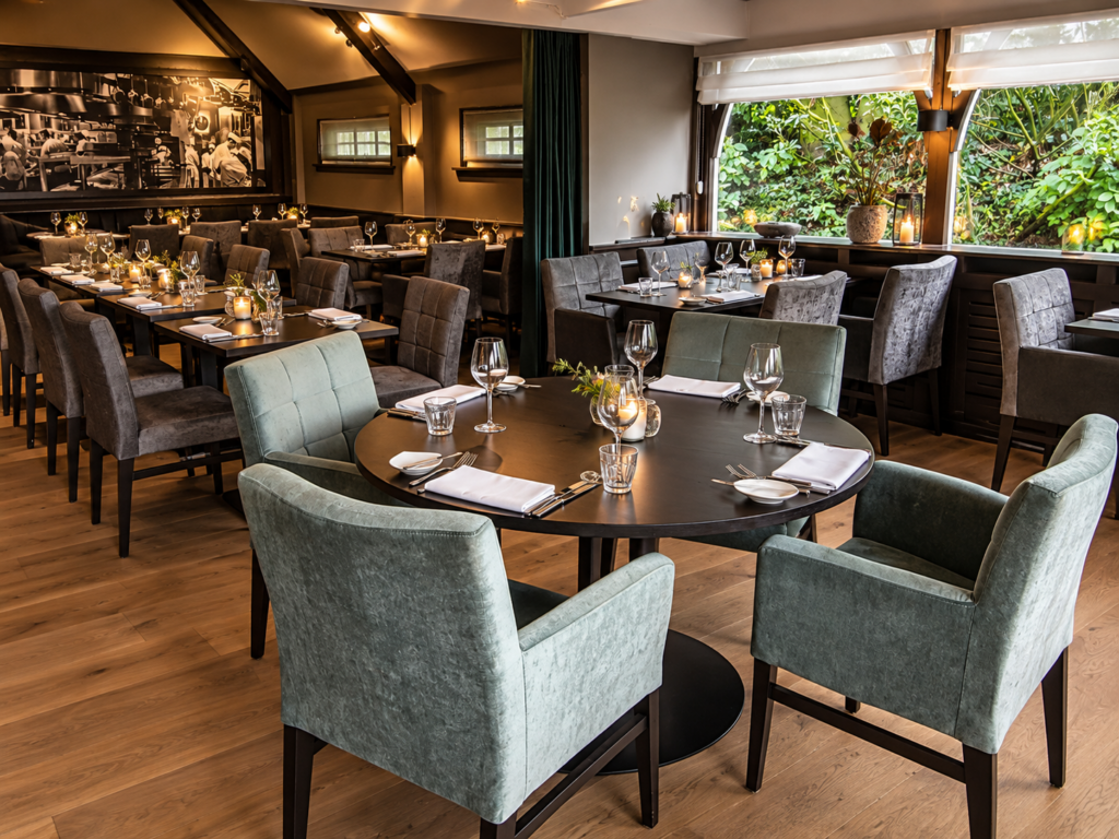 Restaurantinterieur met gestoffeerde horecastoelen en tafels