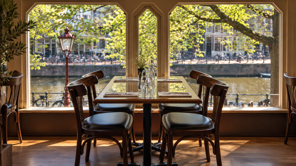 Restaurantinterieur met houten horecastoelen en tafels